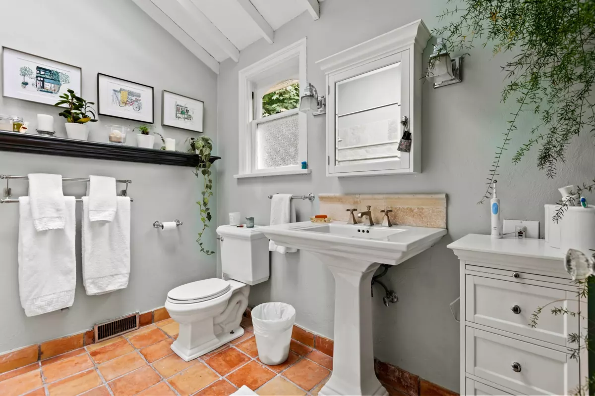 Mudroom Photo of 3615 Sunset Lane, West Vancouver, BC