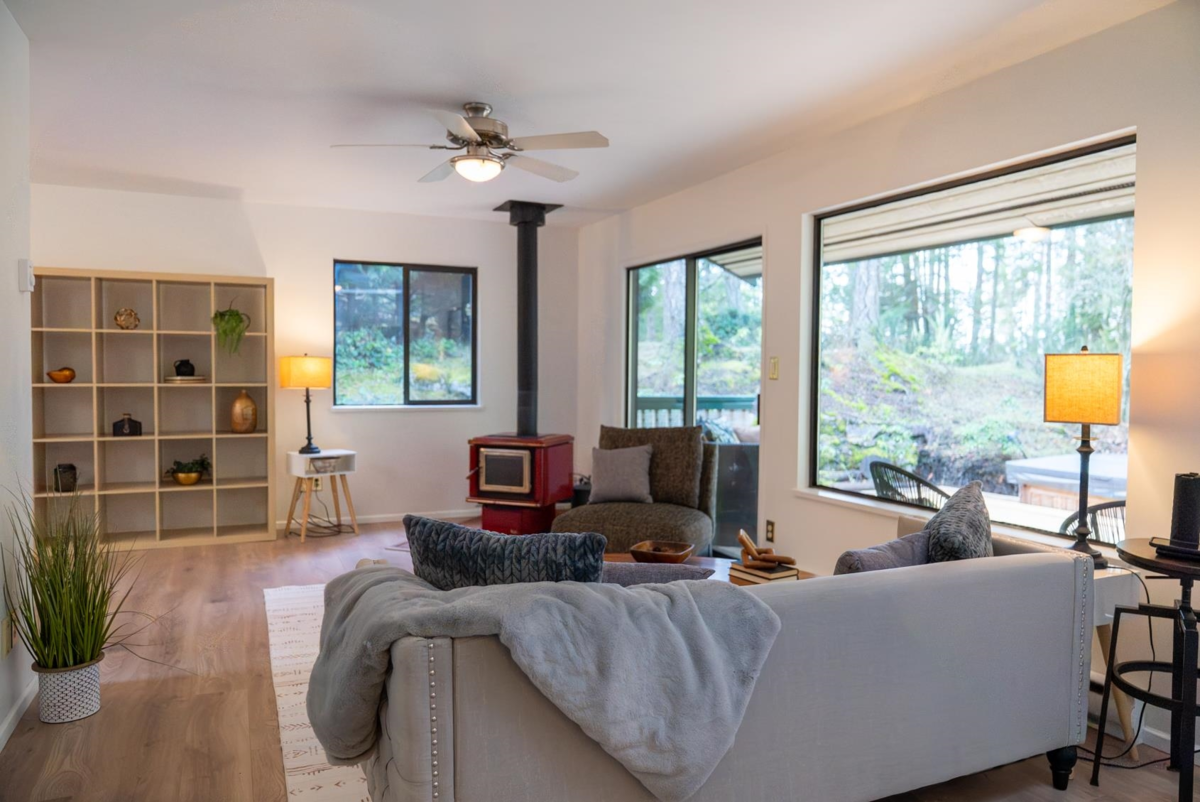 Dining Area Photo of 37150 Schooner Way, Pender Island, BC