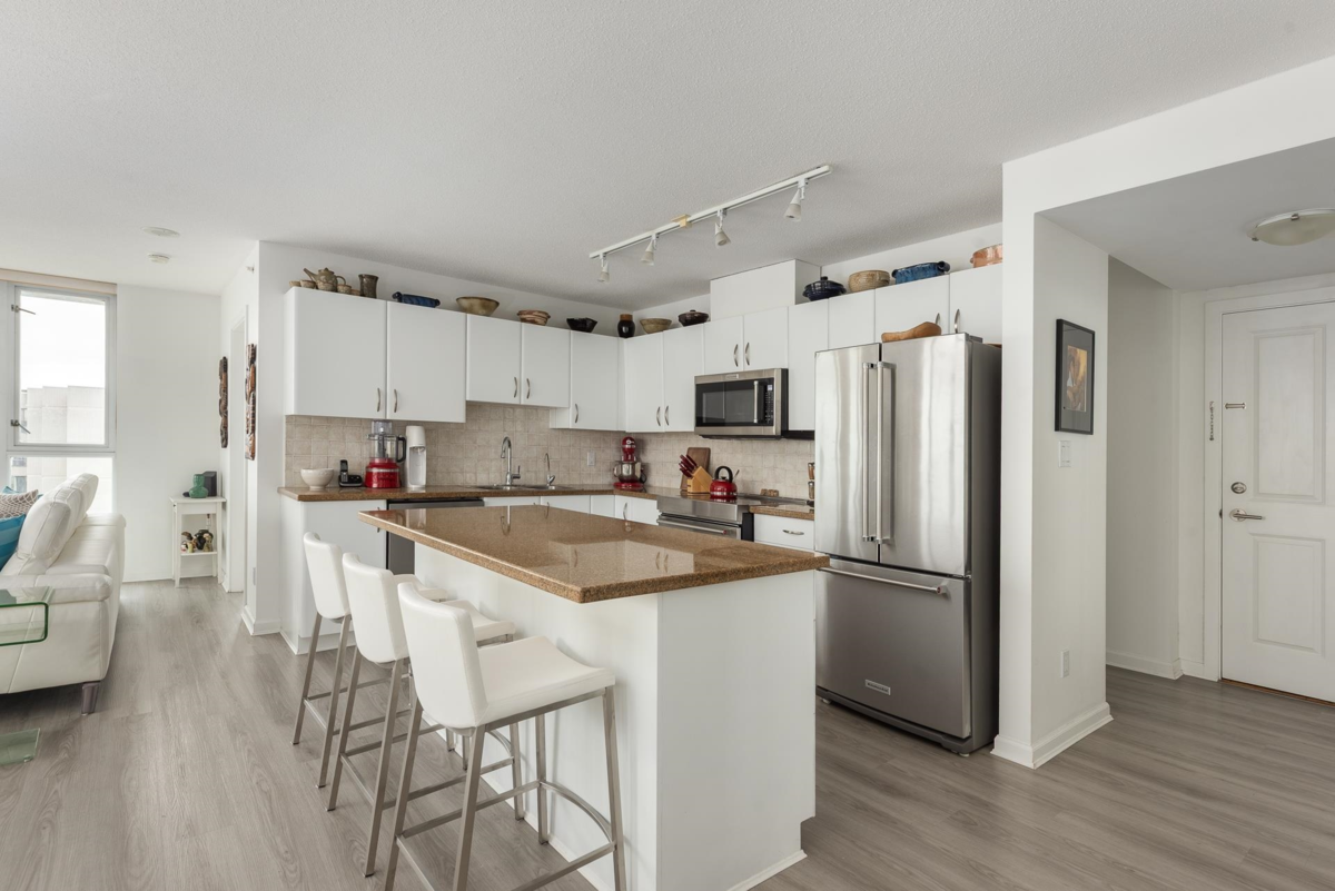 Kitchen Island Photo of 1701 720 Hamilton Street, New Westminster, BC