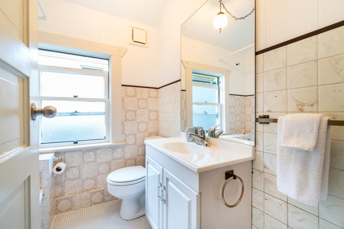 Powder Room Photo of 498 E 5th Avenue, Vancouver, BC