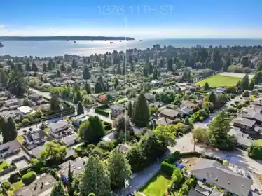 Swimming Pool Photo of 1376 11th Street, West Vancouver, BC