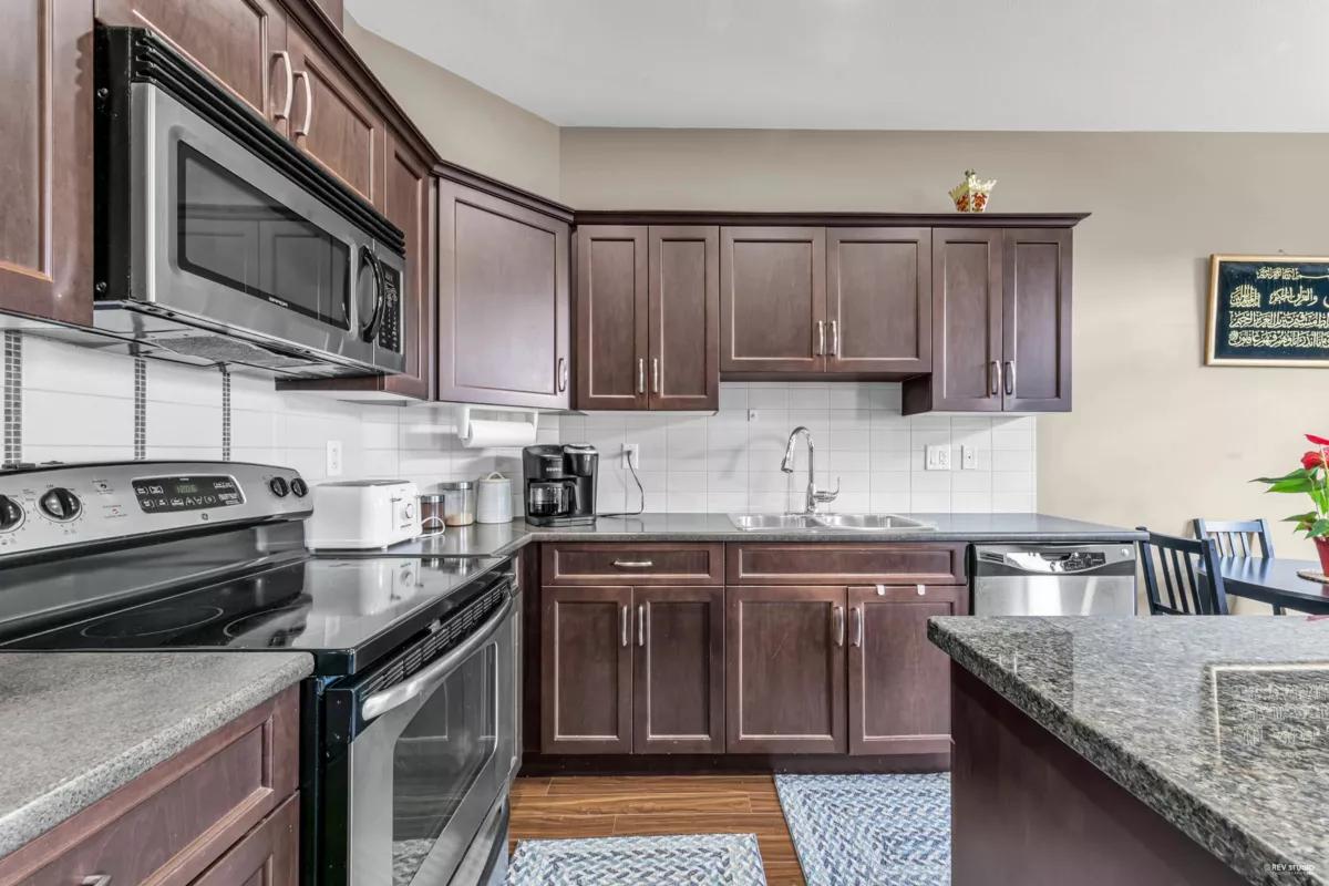 Guest Bathroom Photo of 6940 208a Street, Langley, BC