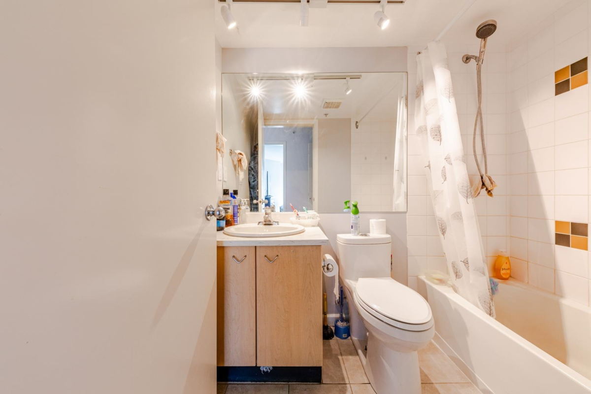 Entry Foyer Photo of 708 8180 Granville Avenue, Richmond, BC