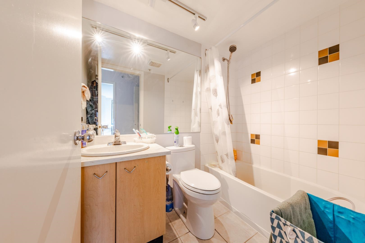 Hallway Photo of 708 8180 Granville Avenue, Richmond, BC