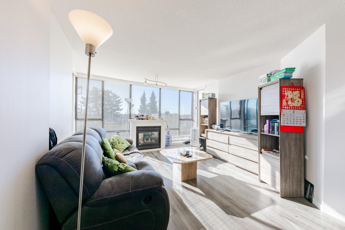 Kitchen Photo of 708 8180 Granville Avenue, Richmond, BC