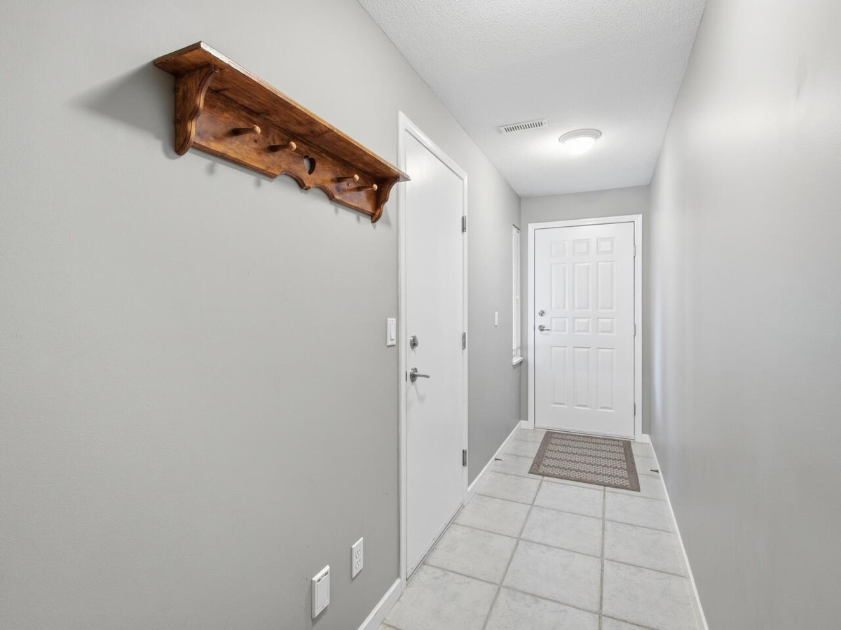 Basement Recreation Room Photo of 3 2678 King George Boulevard, Surrey, BC