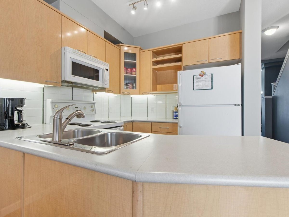 Kitchen Photo of 3 2678 King George Boulevard, Surrey, BC