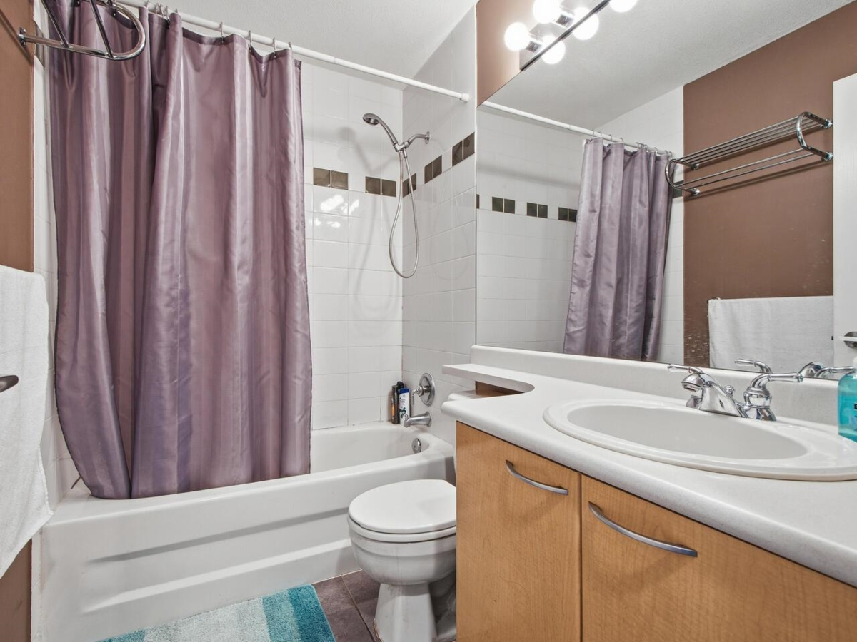 Office / Den Photo of 3 2678 King George Boulevard, Surrey, BC