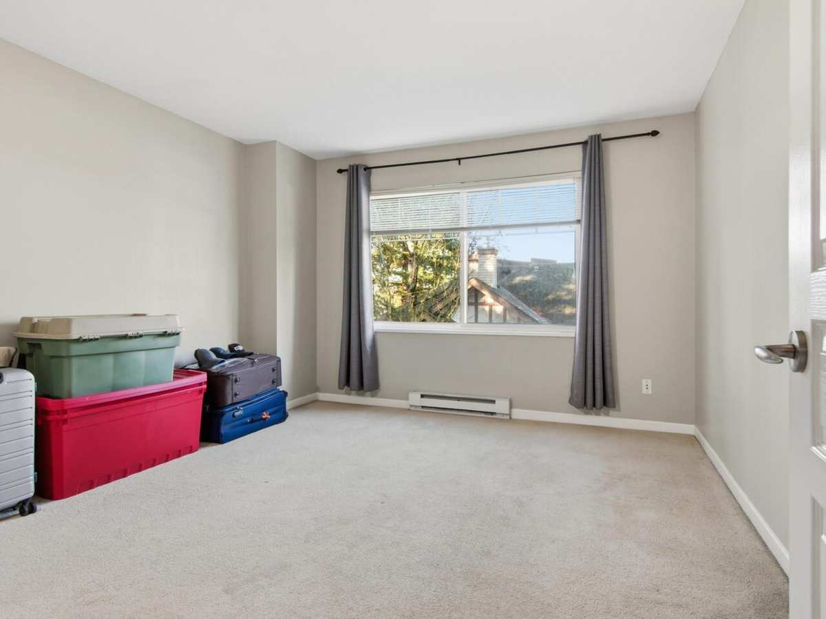 Walk-In Closet Photo of 3 2678 King George Boulevard, Surrey, BC