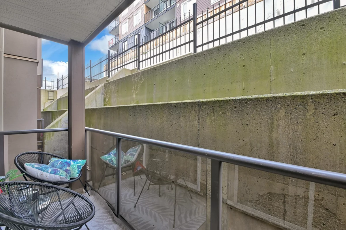 Entry Foyer Photo of 203 33165 2 Avenue, Mission, BC