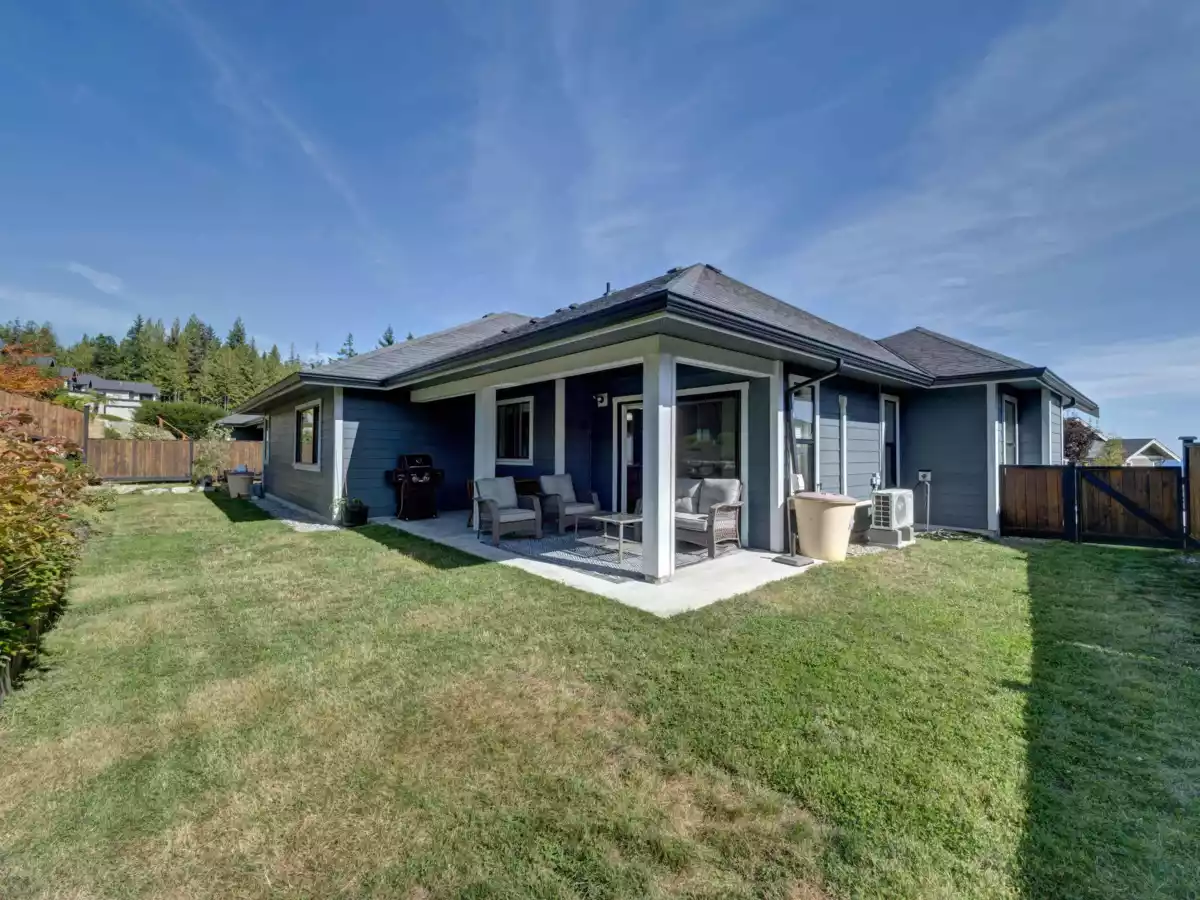 Entry Foyer Photo of 5537 Peregrine Crescent, Sechelt, BC