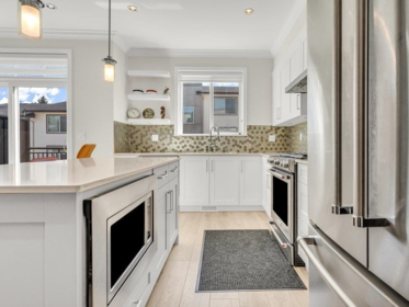 Kitchen Photo of 25 15633 Mountain View Drive, White Rock, BC
