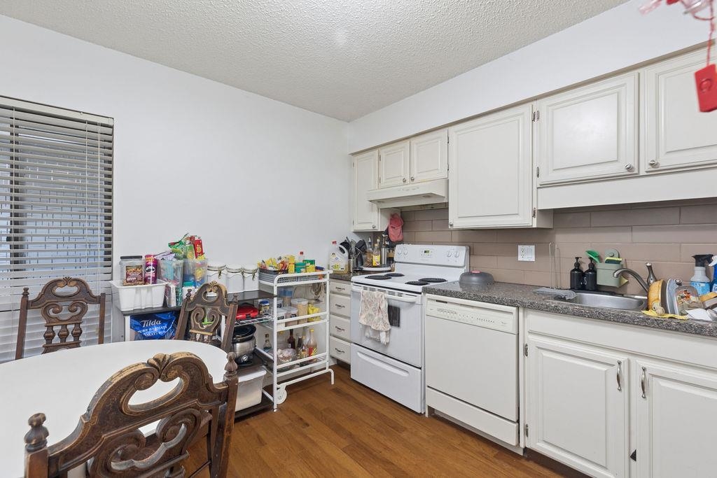 Kitchen Island Photo of 211 444 W 49th Avenue, Vancouver, BC