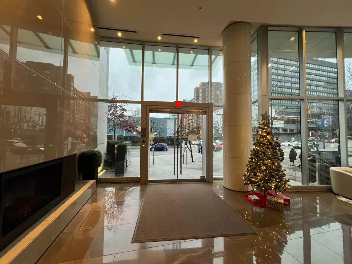 Front Yard Photo of 2301 161 W Georgia Street, Vancouver, BC