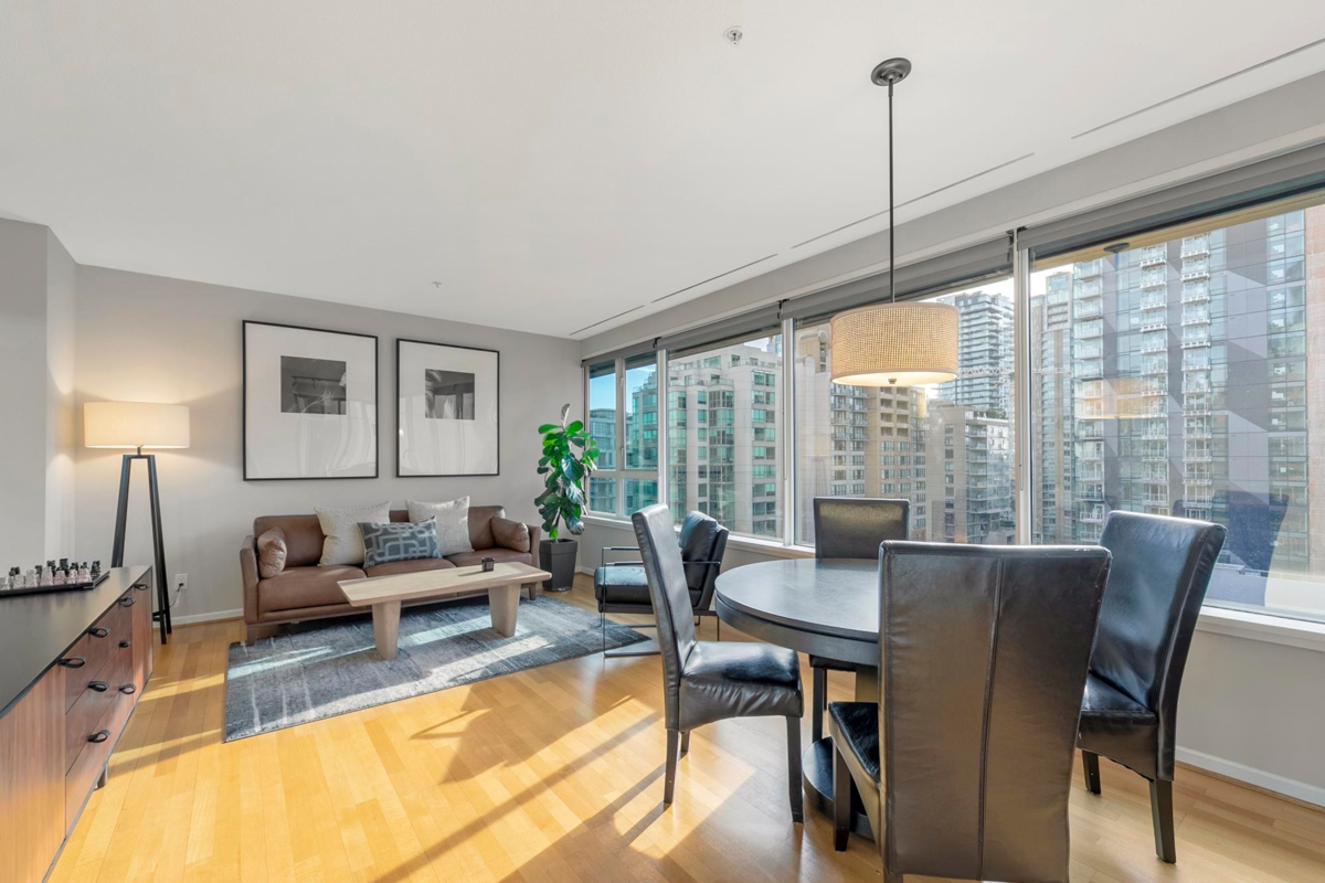 Dining Area Photo of 907 1177 Hornby Street, Vancouver, BC