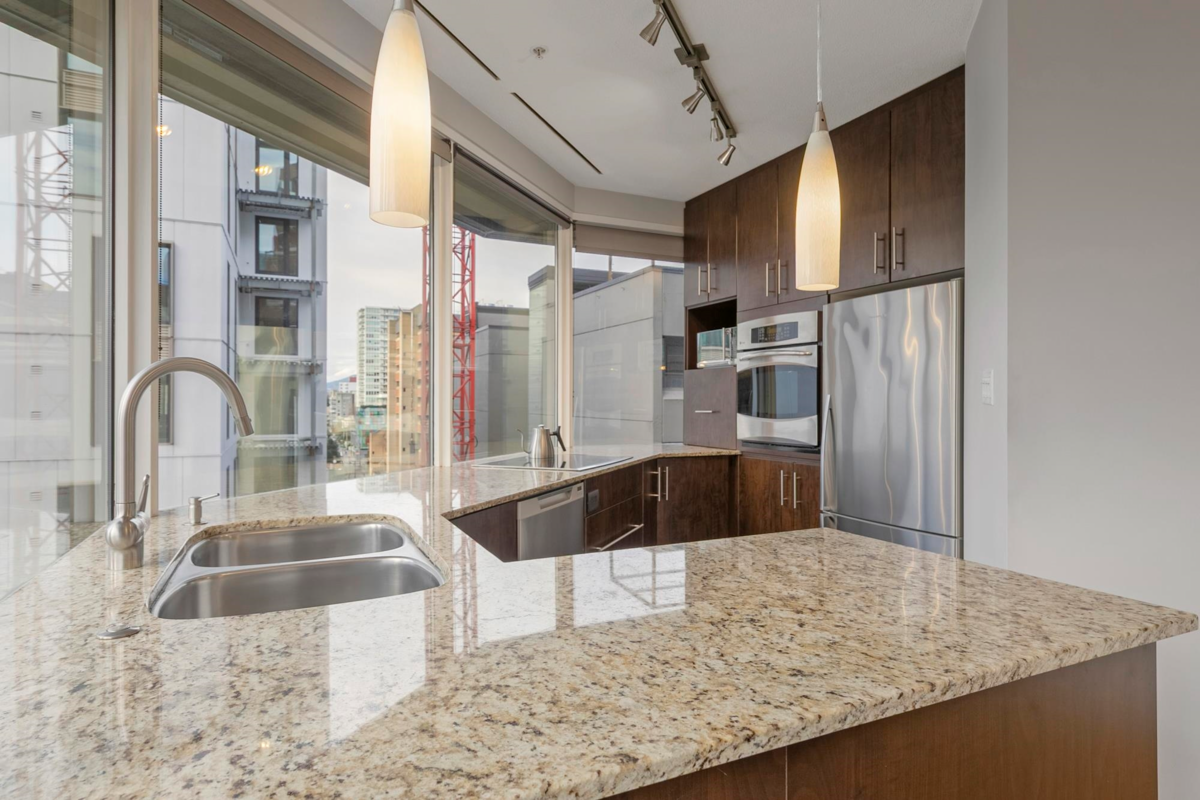 Walk-In Closet Photo of 907 1177 Hornby Street, Vancouver, BC