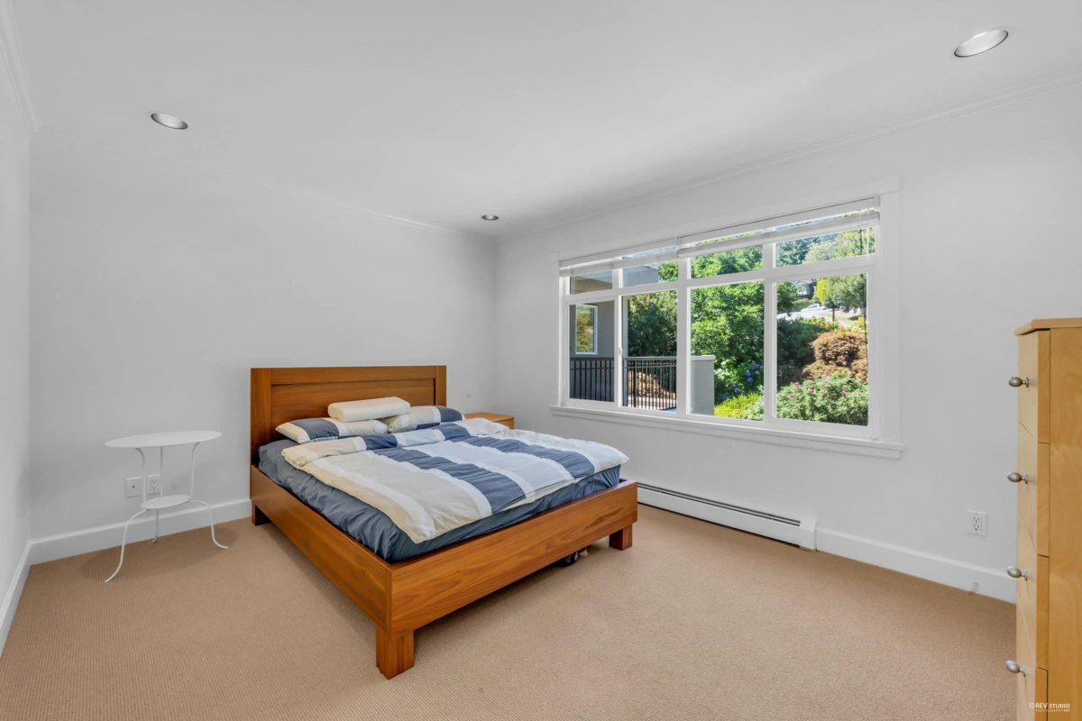 Backyard Photo of 574 St. Andrews Place, West Vancouver, BC