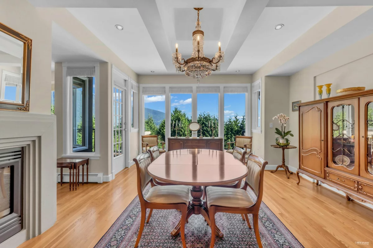 Breakfast Nook Photo of 574 St. Andrews Place, West Vancouver, BC