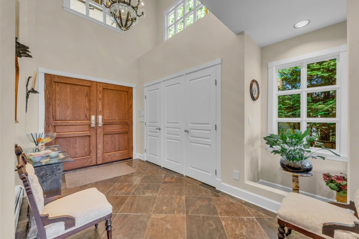 Dining Area Photo of 574 St. Andrews Place, West Vancouver, BC