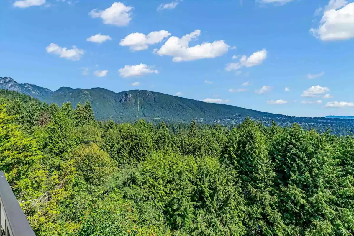 Family Room Photo of 574 St. Andrews Place, West Vancouver, BC