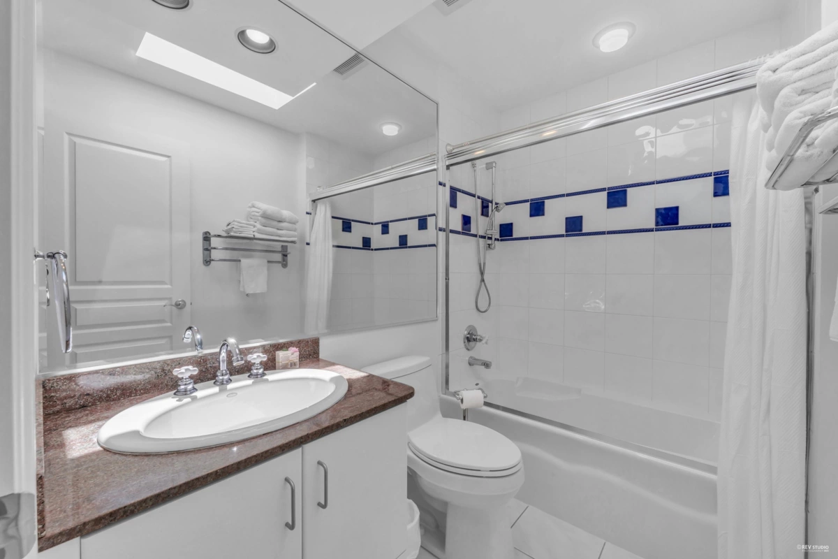 Front Yard Photo of 574 St. Andrews Place, West Vancouver, BC