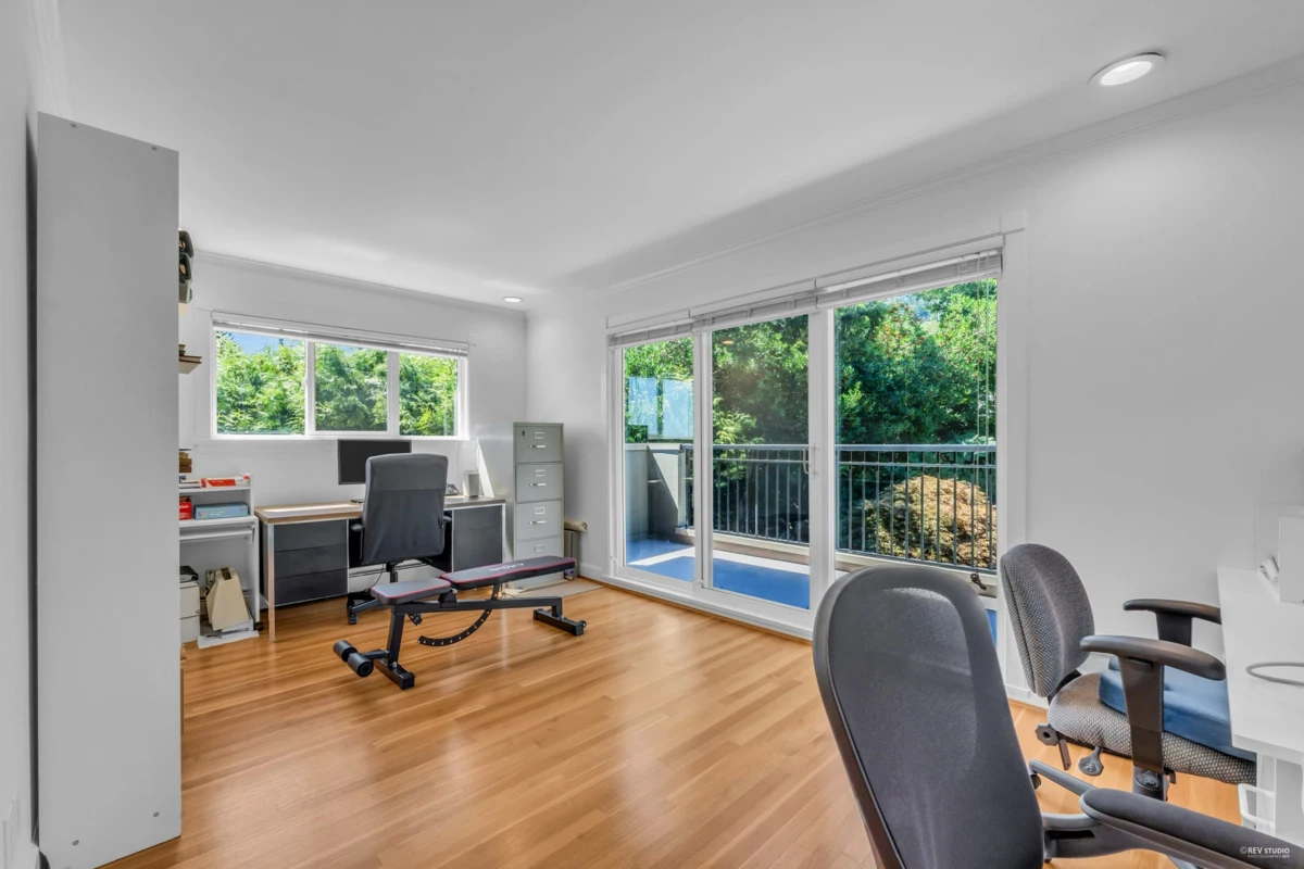 Garden / Landscaping Photo of 574 St. Andrews Place, West Vancouver, BC