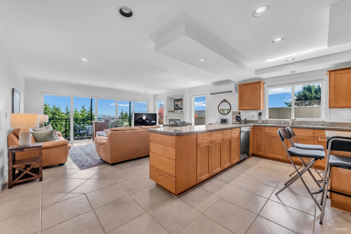 Guest Bathroom Photo of 574 St. Andrews Place, West Vancouver, BC