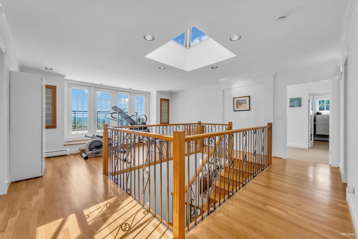 Hallway Photo of 574 St. Andrews Place, West Vancouver, BC