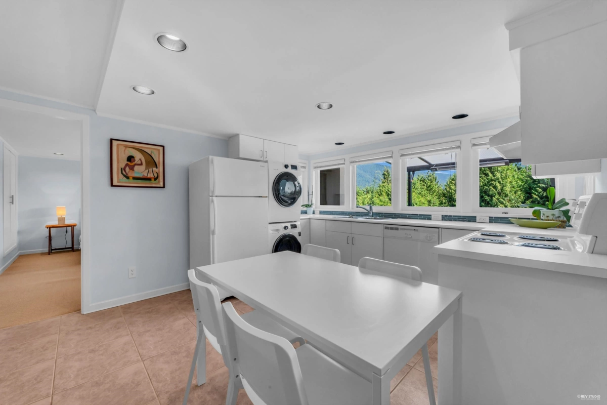 Hot Tub / Spa Photo of 574 St. Andrews Place, West Vancouver, BC