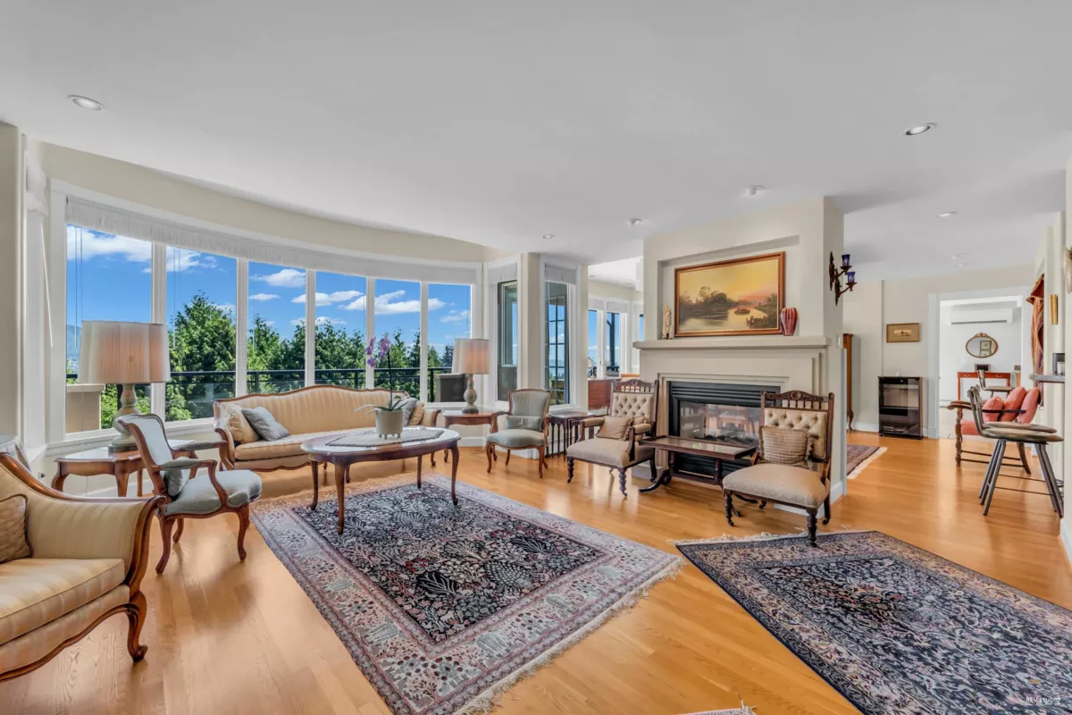 Kitchen Island Photo of 574 St. Andrews Place, West Vancouver, BC