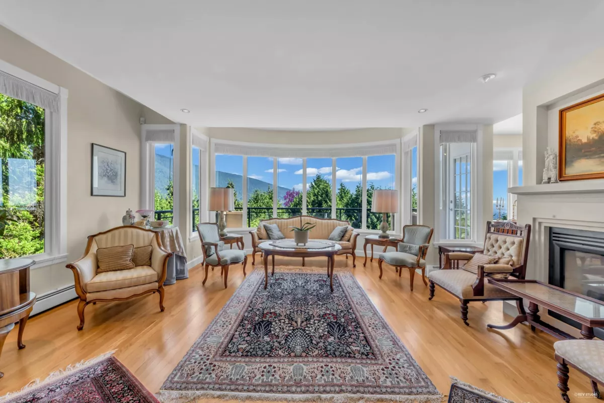 Kitchen Photo of 574 St. Andrews Place, West Vancouver, BC