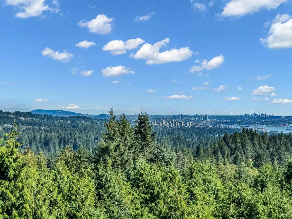 Living Room Photo of 574 St. Andrews Place, West Vancouver, BC
