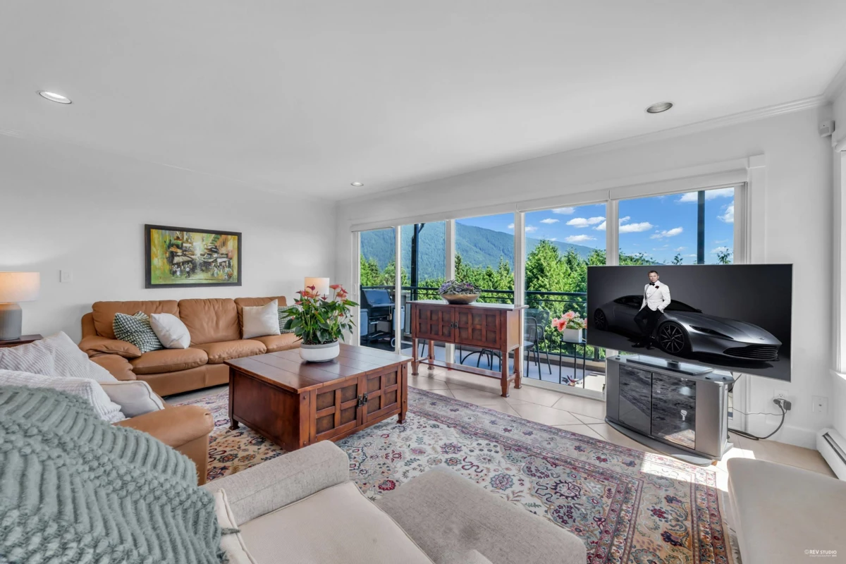 Loft / Bonus Room Photo of 574 St. Andrews Place, West Vancouver, BC
