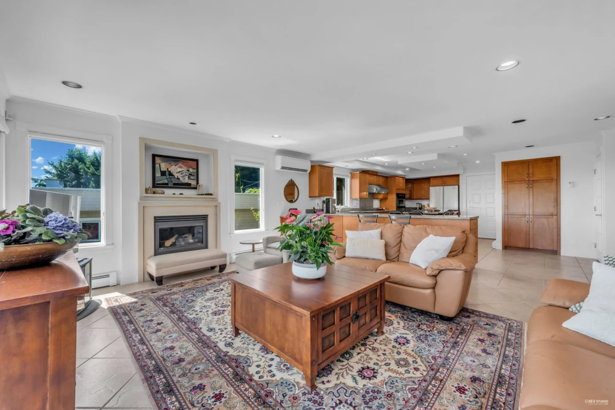 Powder Room Photo of 574 St. Andrews Place, West Vancouver, BC
