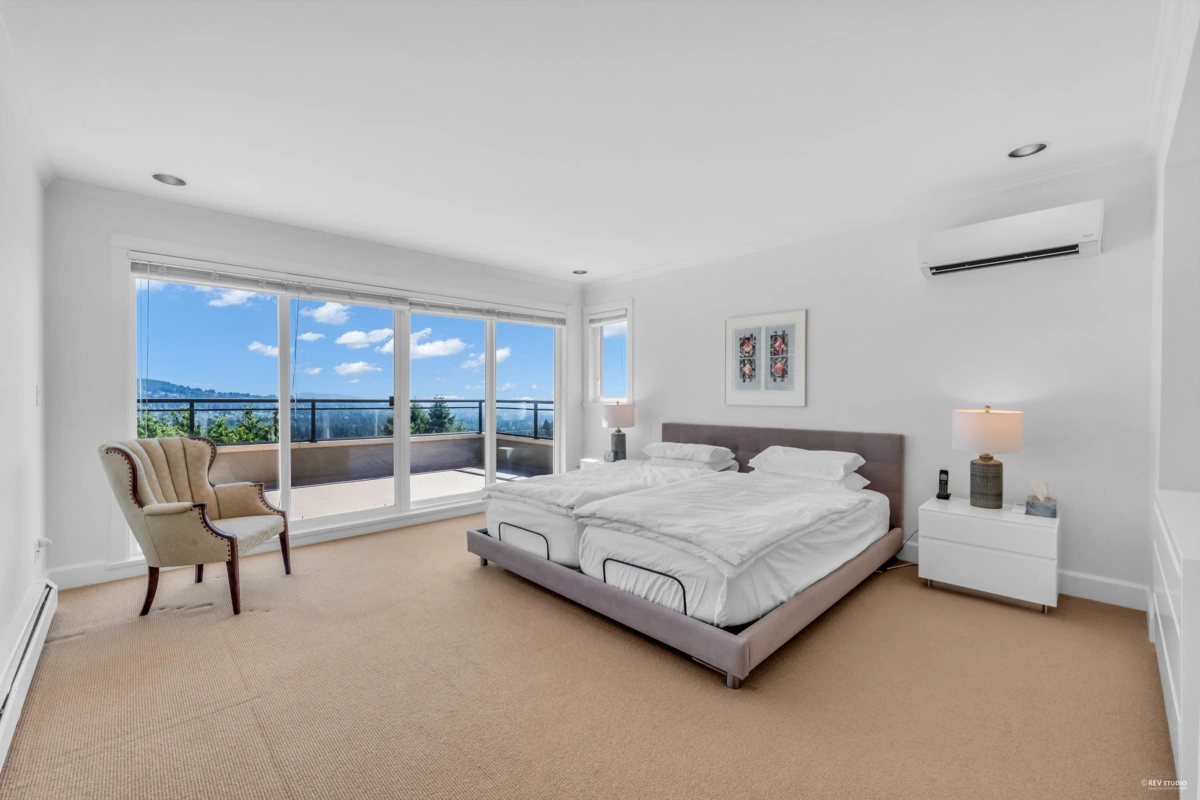 Staircase Photo of 574 St. Andrews Place, West Vancouver, BC