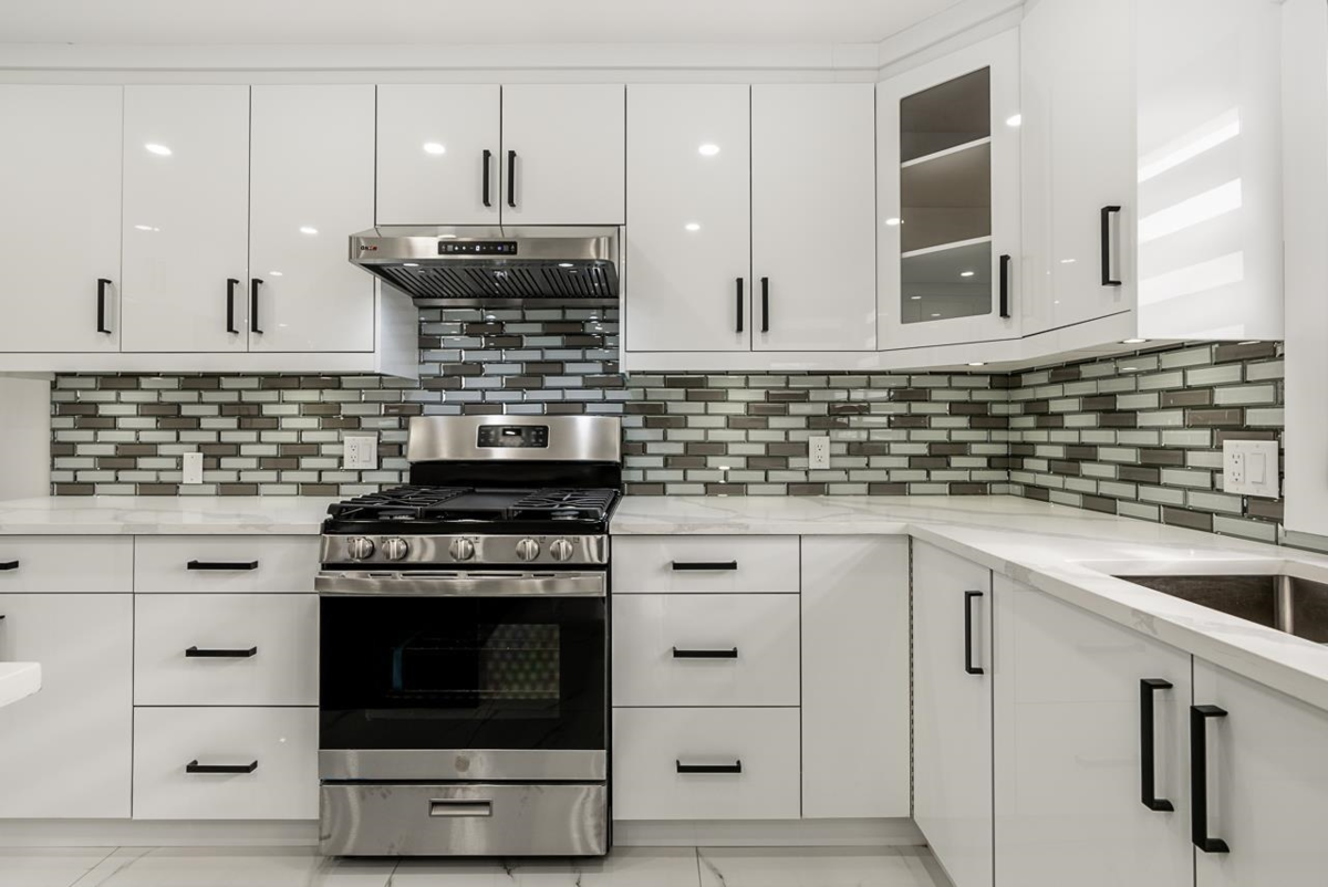 Kitchen Island Photo of 15738 97 Avenue, Surrey, BC