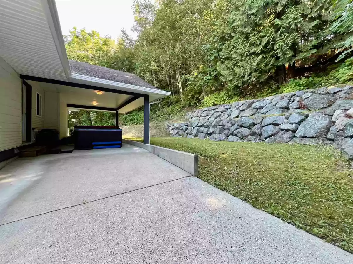 Entry Foyer Photo of 5800 Jinkerson Road, Chilliwack, BC