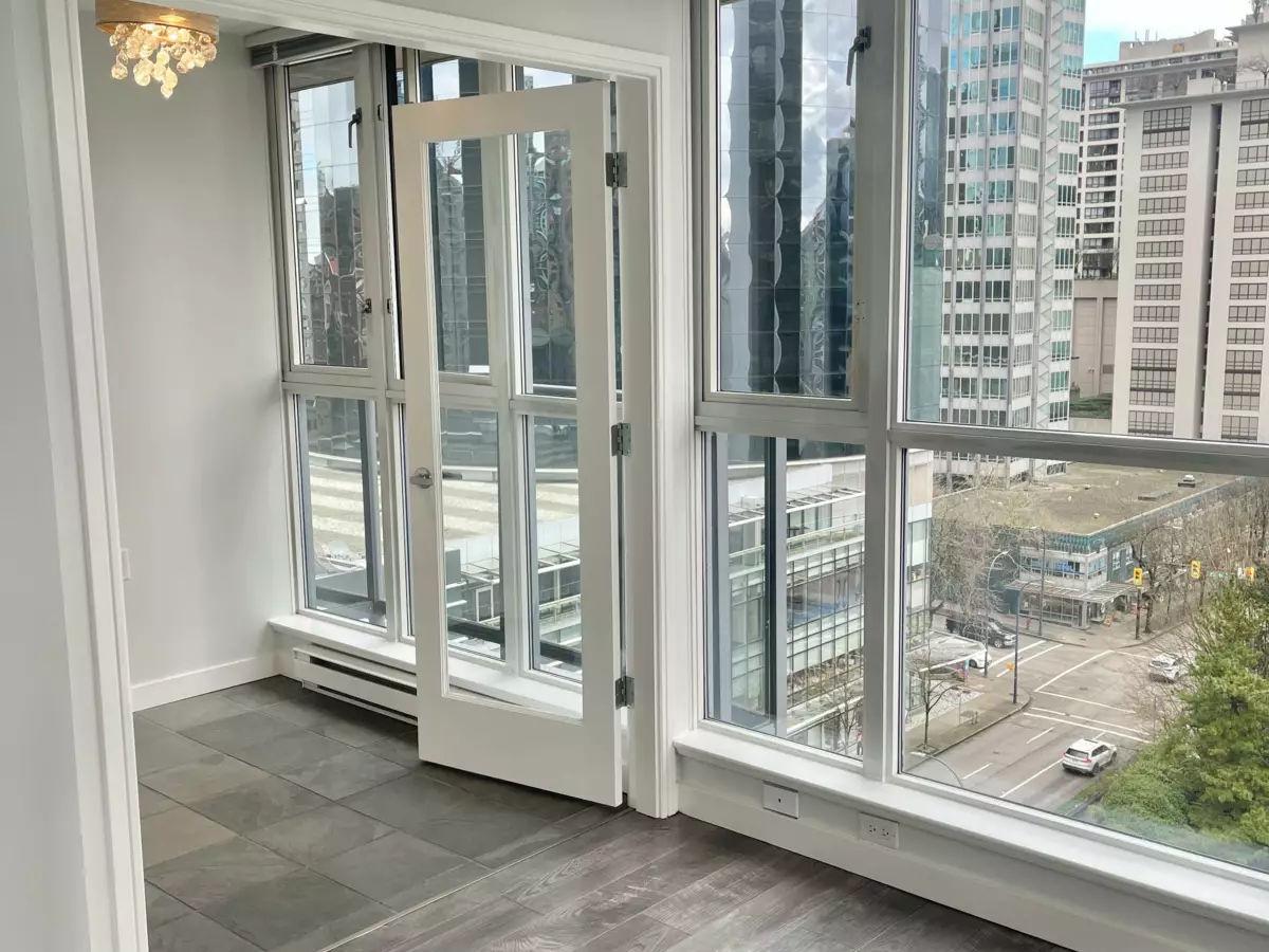 Kitchen Island Photo of 1402 1068 Hornby Street, Vancouver, BC
