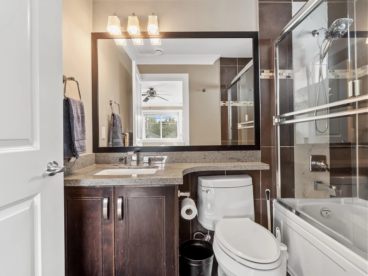 Hallway Photo of 11585 94 Avenue, Delta, BC