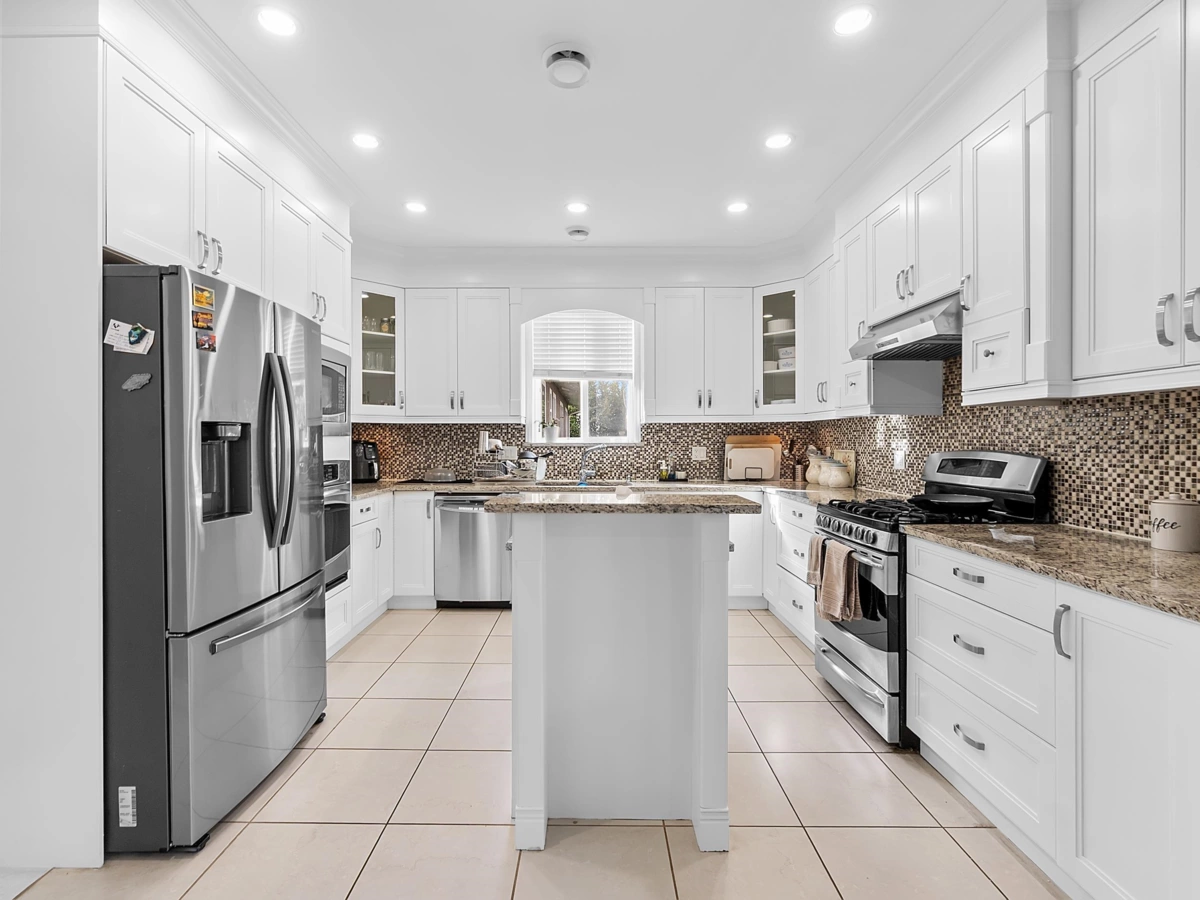 Kitchen Island Photo of 11585 94 Avenue, Delta, BC