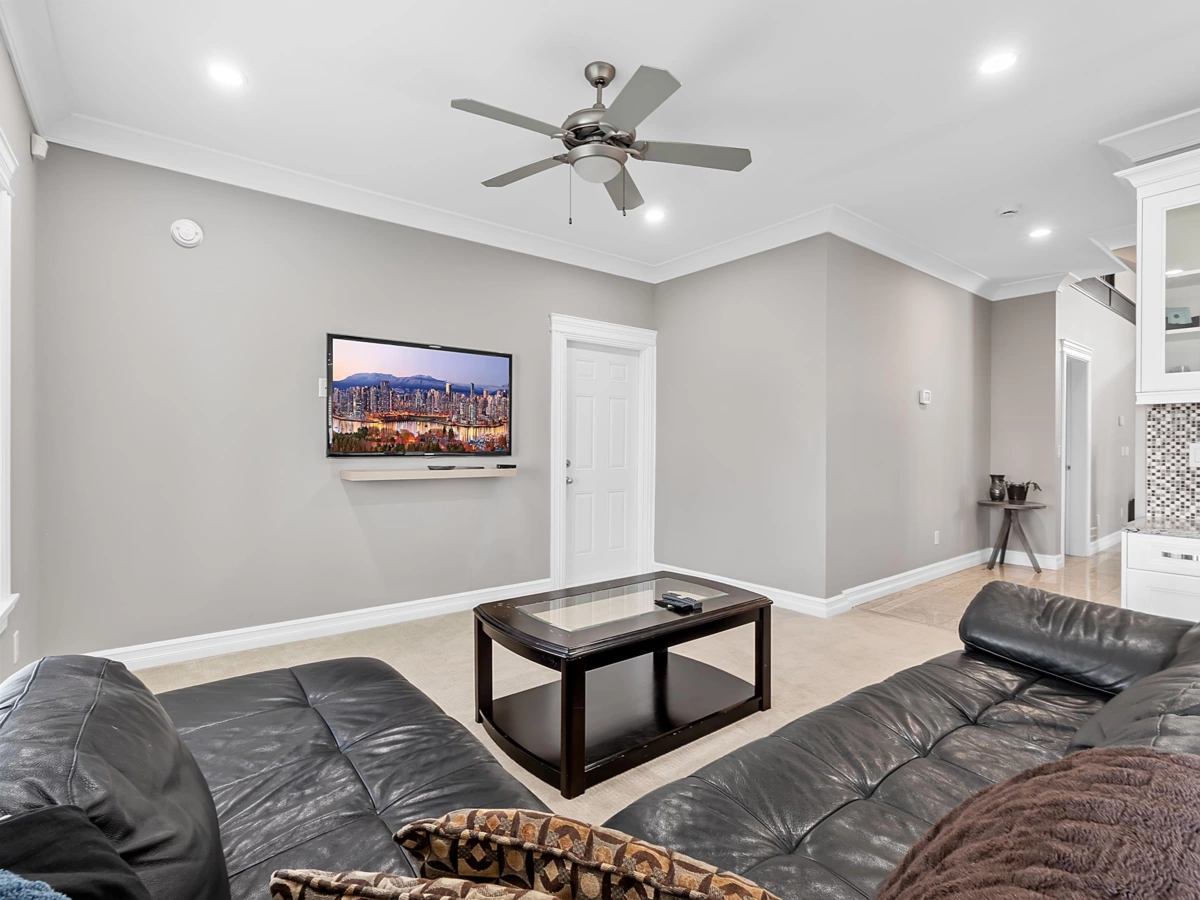 Walk-In Closet Photo of 11585 94 Avenue, Delta, BC