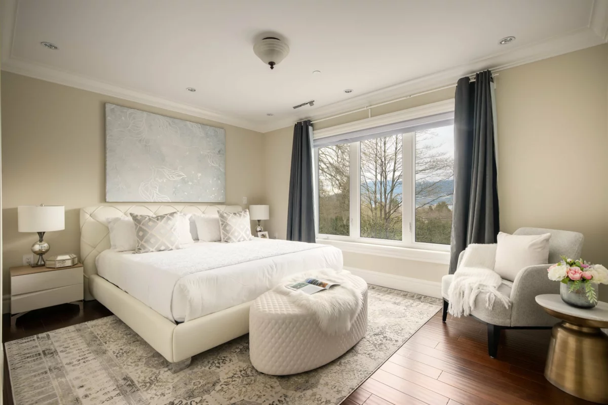 Entry Foyer Photo of 3955 W Broadway, Vancouver, BC