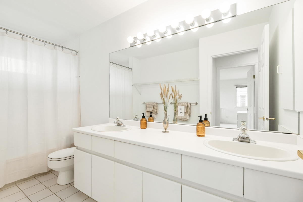 Hallway Photo of 2372 Kings Avenue, West Vancouver, BC