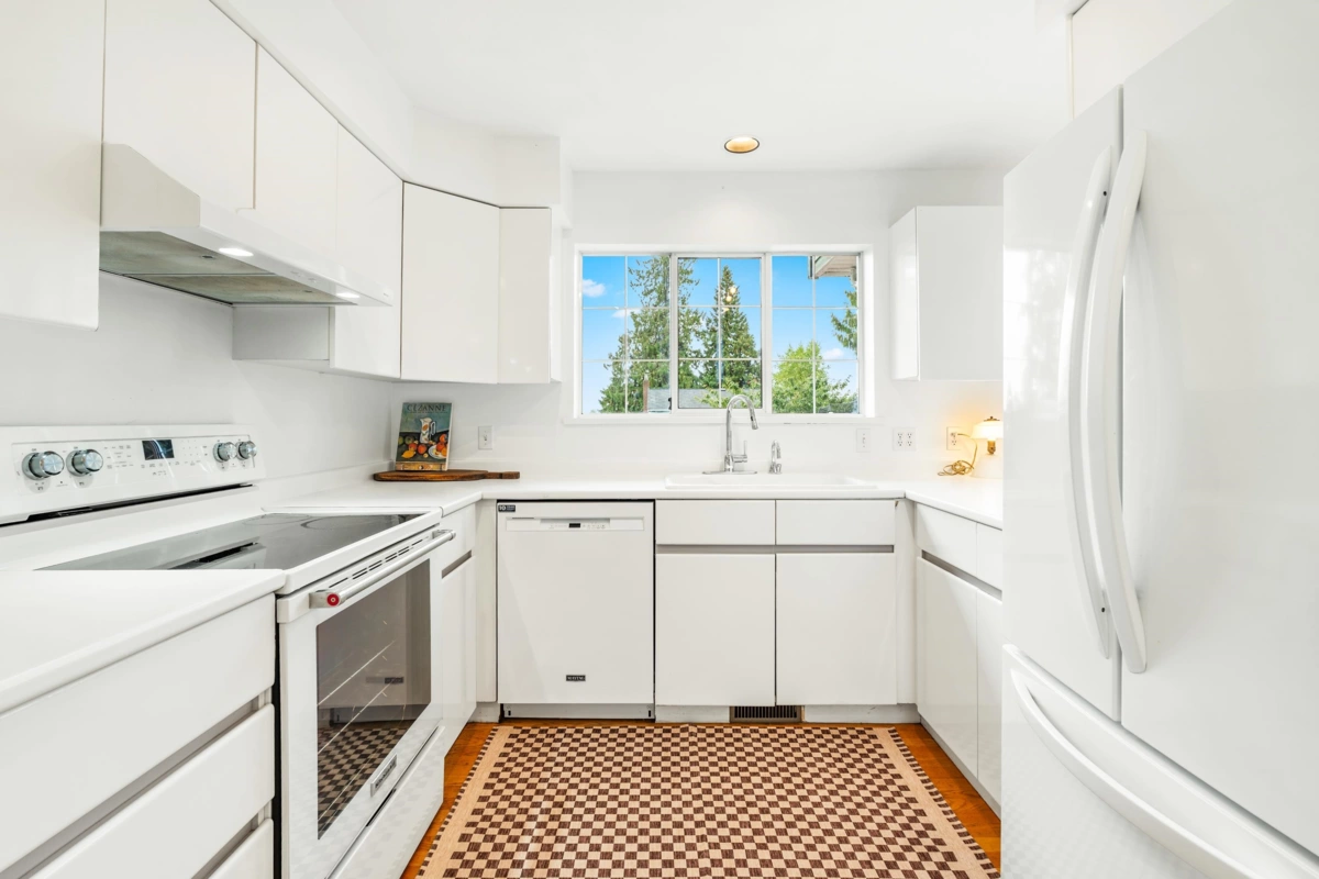 Kitchen Island Photo of 2372 Kings Avenue, West Vancouver, BC
