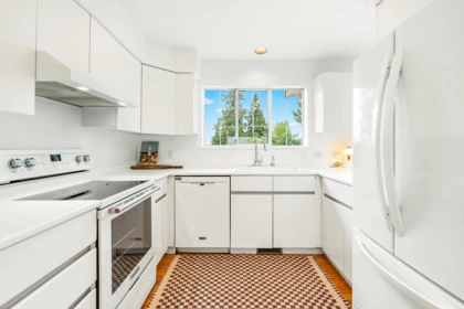 Kitchen Island Photo of 2372 Kings Avenue, West Vancouver, BC