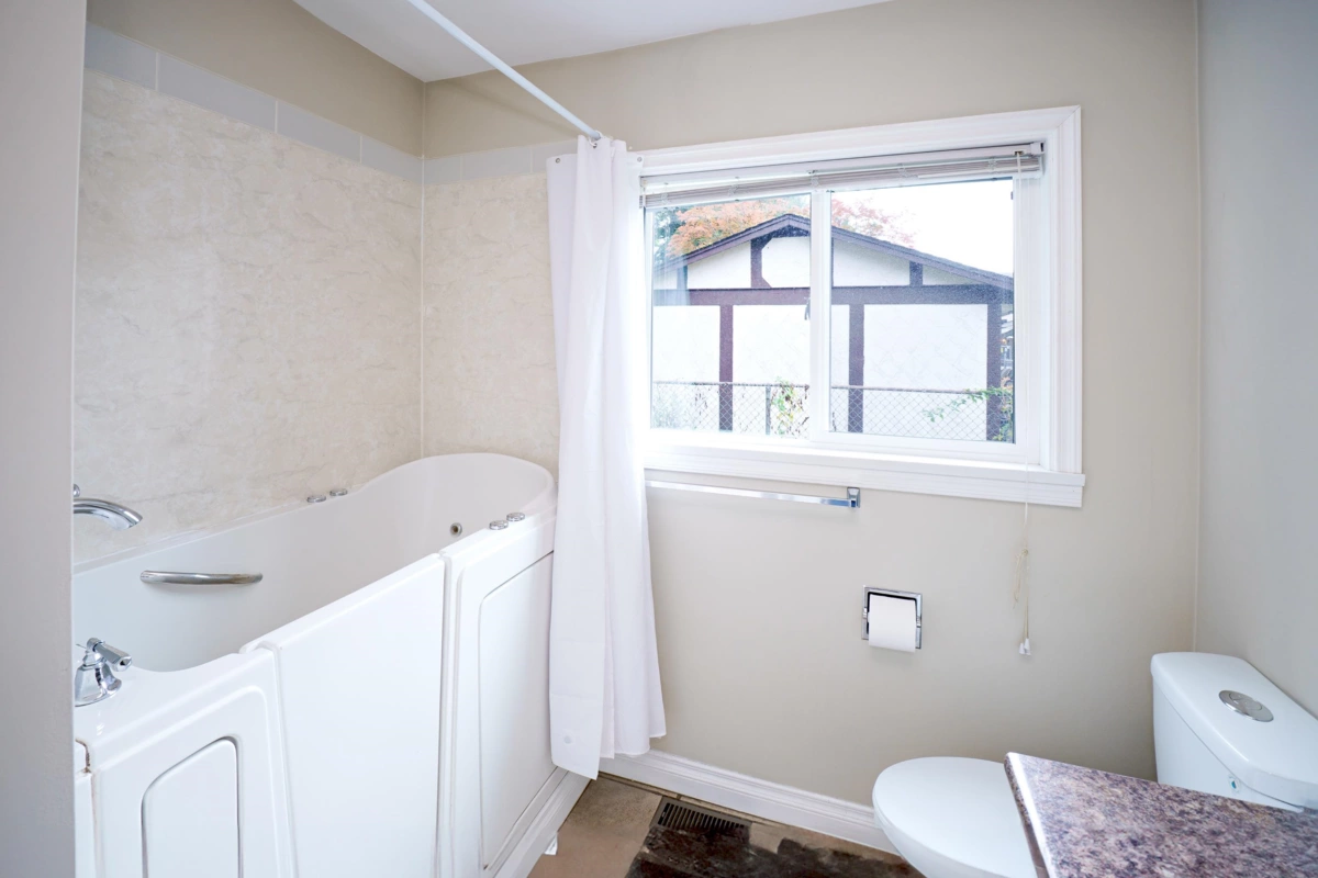 Hallway Photo of 21254 117 Avenue, Maple Ridge, BC