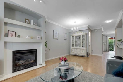 Kitchen Island Photo of 33 19141 124 Avenue, Pitt Meadows, BC
