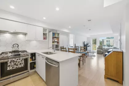 204 1519 Crown Street, North Vancouver, BC, North Vancouver — Apartment/Condo for sale