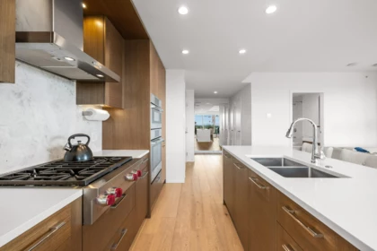 Kitchen Island Photo of 902 1439 George Street, White Rock, BC