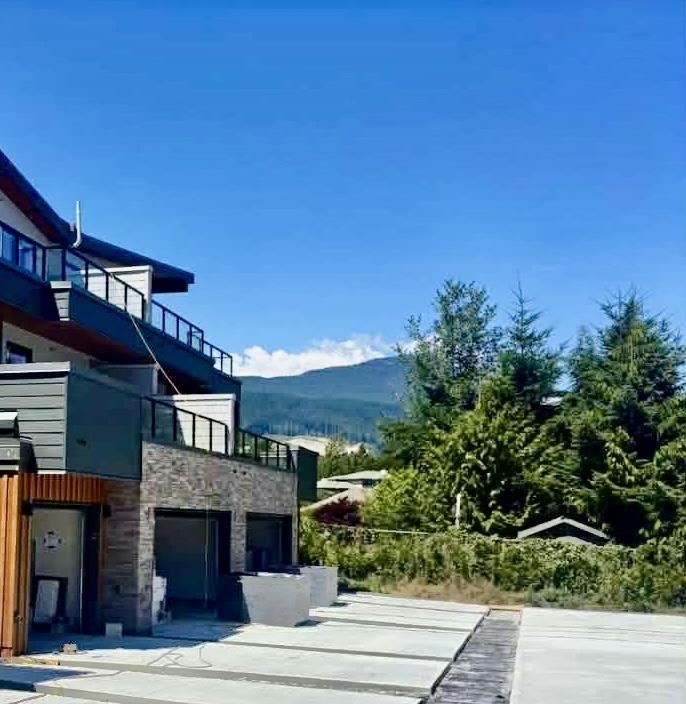 Living Room Photo of B2G1 464 Eaglecrest Drive, Gibsons, BC